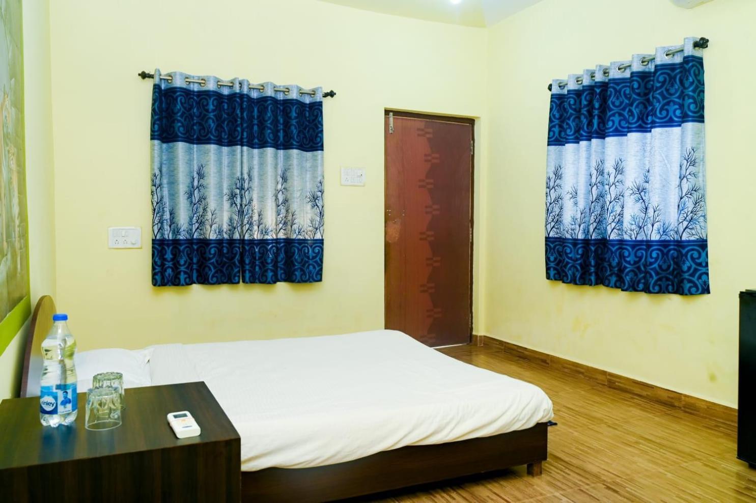 One Love Guest House Morjim Exterior photo