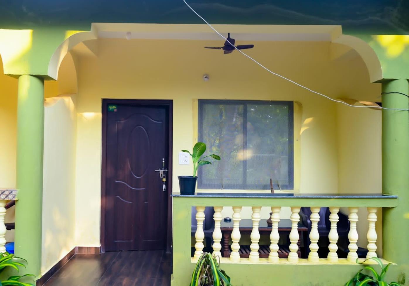 One Love Guest House Morjim Exterior photo